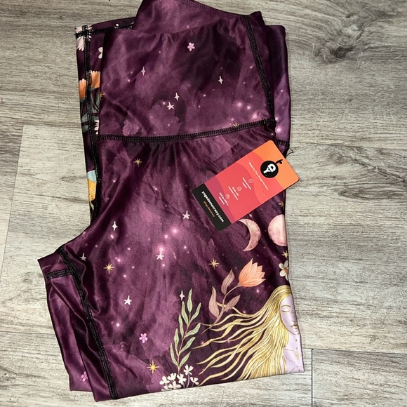 Yoga Democracy The Creator Printed Yoga Crops - Picture 4 of 5